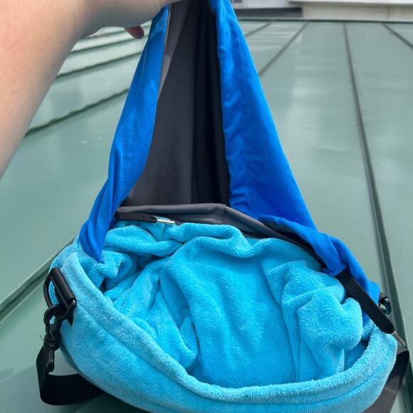 Hoodiepillow 5 in 1 Blue Beach Towel built in hood pockets convertible into bag - Picture 5 of 16